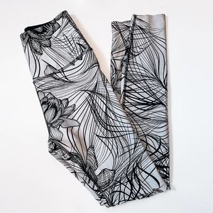 Beyond Yoga Digital Lotus Floral Printed High Rise Reversible Leggings Small